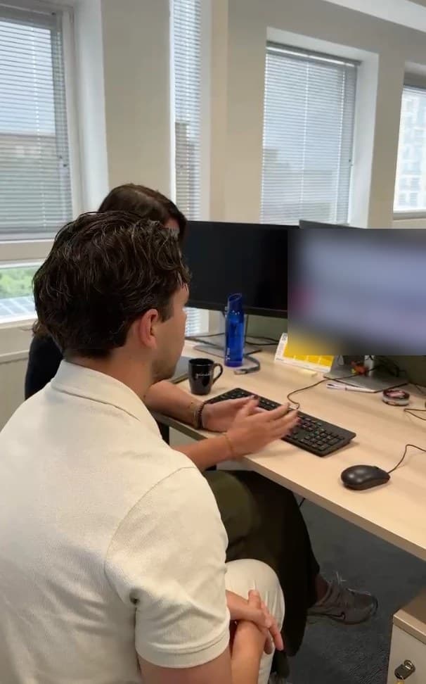 Nick Wildeboer kijkt samen met een collega mee op het scherm