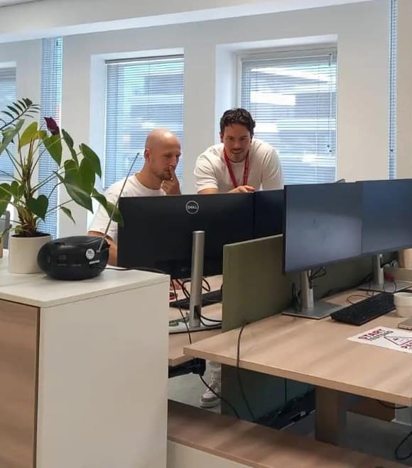 Nick Wildeboer overlegt met een collega op de werkvloer tijdens een testdag