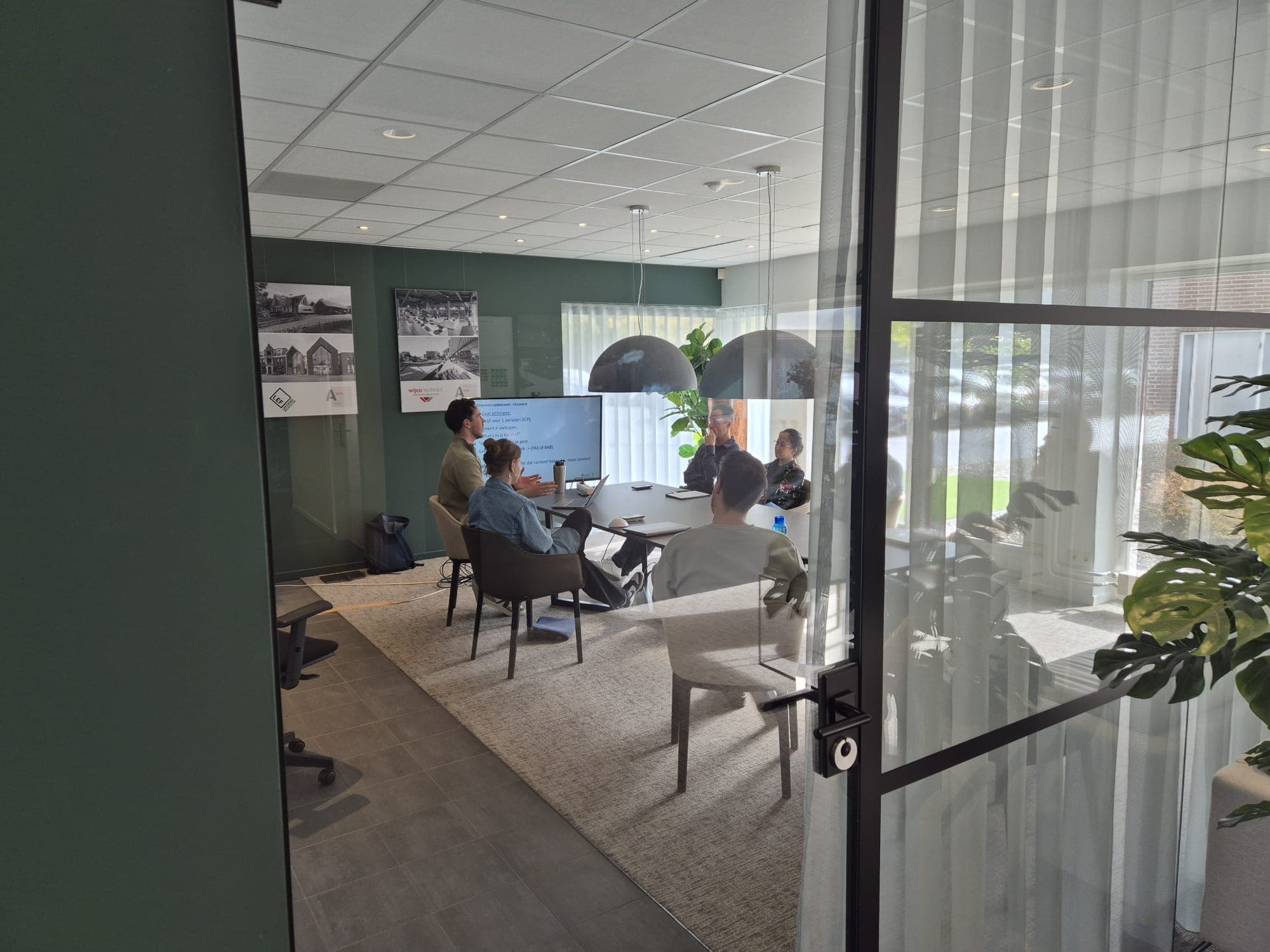 Nick werkt op locatie met een team